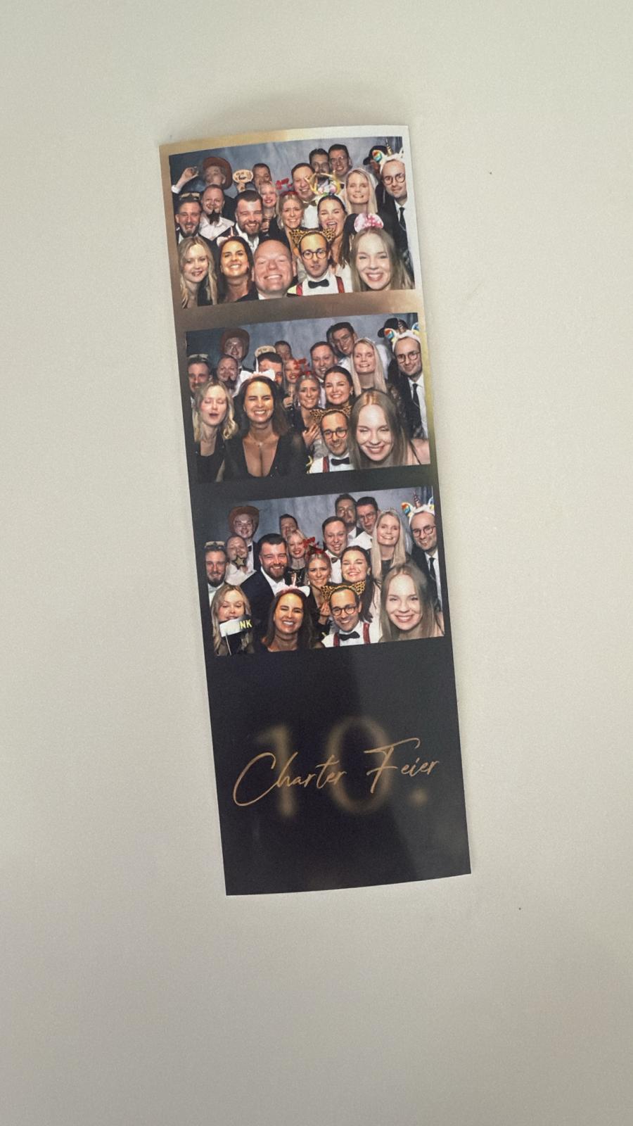 Gruppenfoto zur 10 Jahres Charter Feier des Rotaracts Hamm in der Maxi Gastro mit einer Fotobox